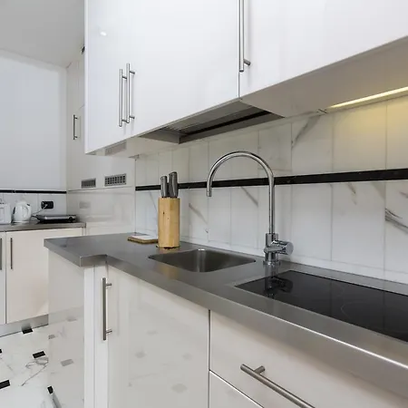 Suzzani Halldis Apartmán